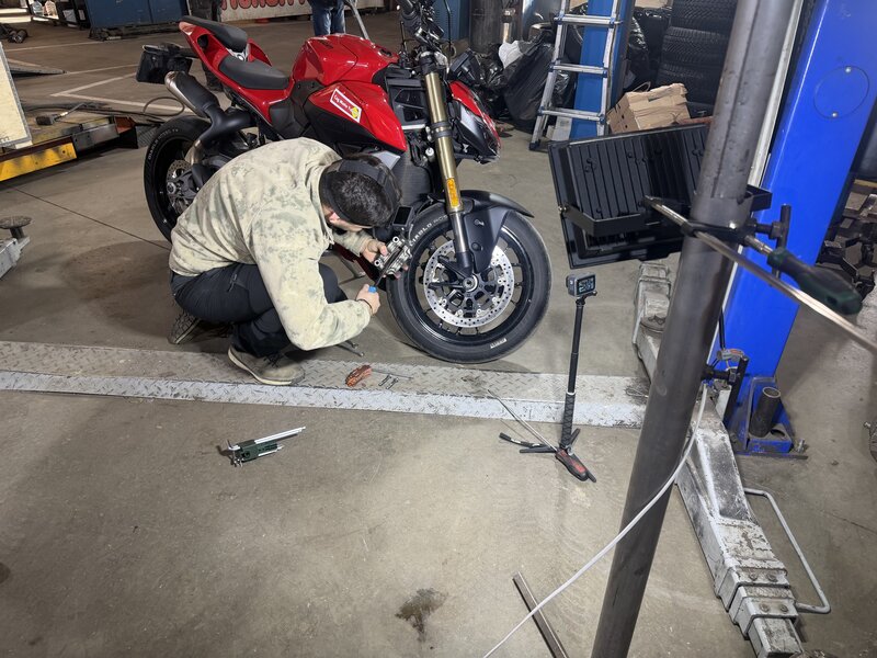 Vulcanizator auto, mecanic si aplicator spuma poliuretanica.