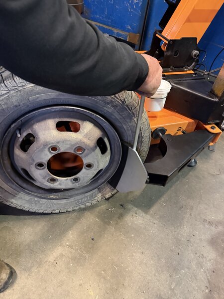 Vulcanizator auto, mecanic si aplicator spuma poliuretanica.