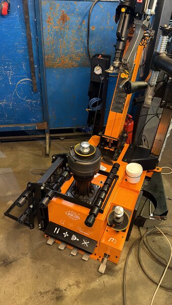 Vulcanizator auto, mecanic si aplicator spuma poliuretanica.