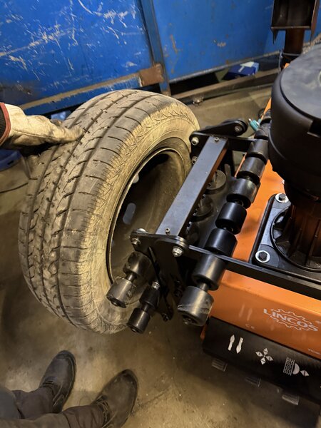 Vulcanizator auto, mecanic si aplicator spuma poliuretanica.