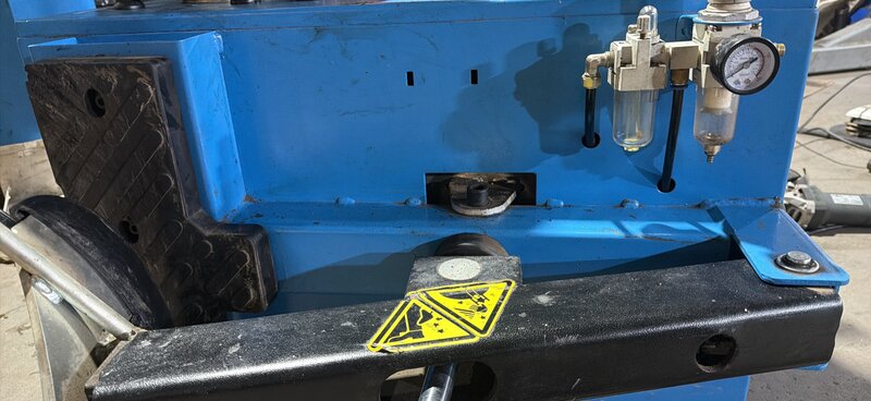 Vulcanizator auto, mecanic si aplicator spuma poliuretanica.